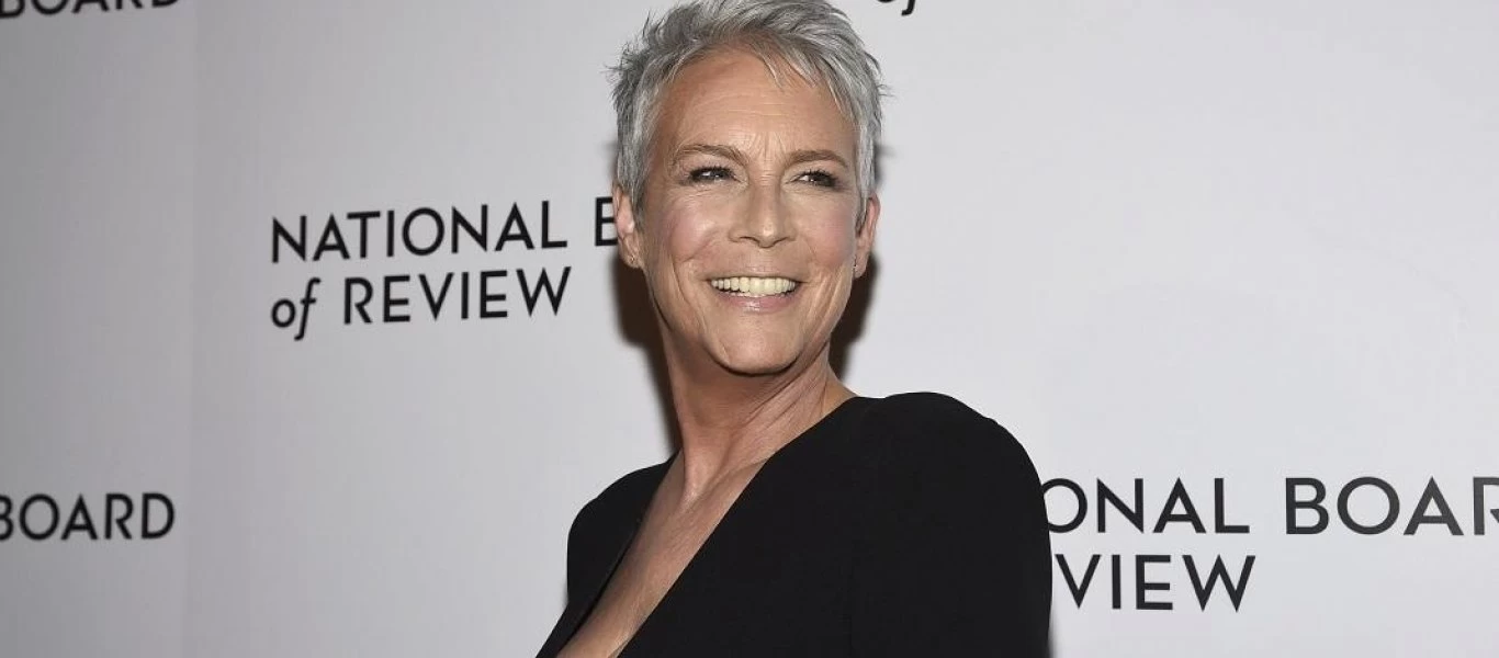 Η Τζέιμι Λι Κέρτις παραμένει σeξι και γοητευτική στα 61 της χρόνια - Εμφανίστηκε με... αβυσσαλέο ντεκολτέ (φώτο)